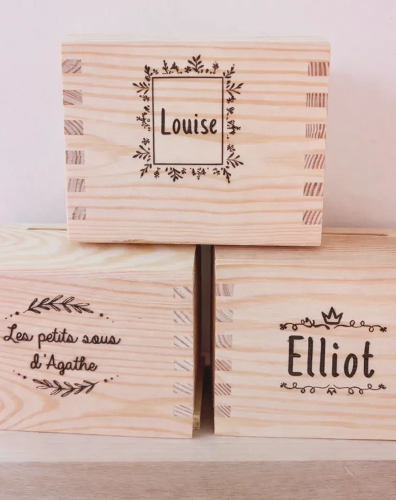 Tirelire en bois personnalisée gravée à la main, création artisanale de l’Atelier Valentine à Marchin en Belgique